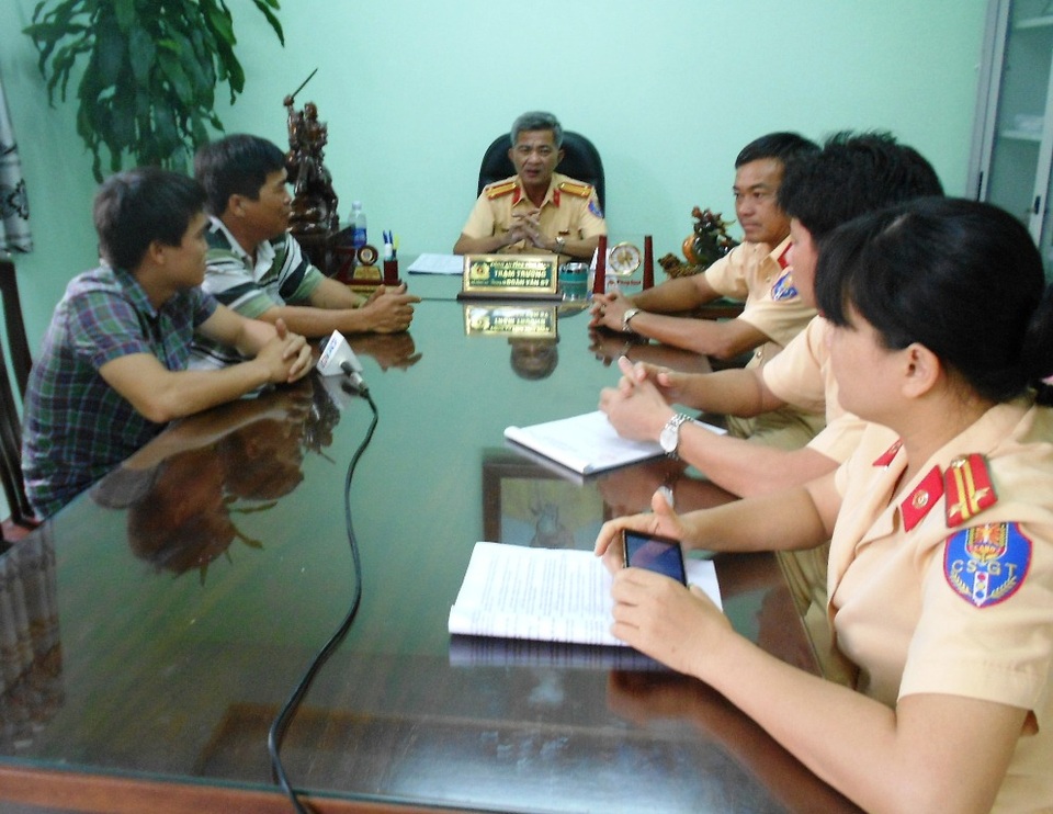 Vụ xe khách "đánh võng": Phạt tài xế 7-8 triệu đồng - 1 Chiều 23/9, Trạm CSGT Tuy Phước đã mời lái xe và nhà xe Dư Oanh về trụ sở làm việc