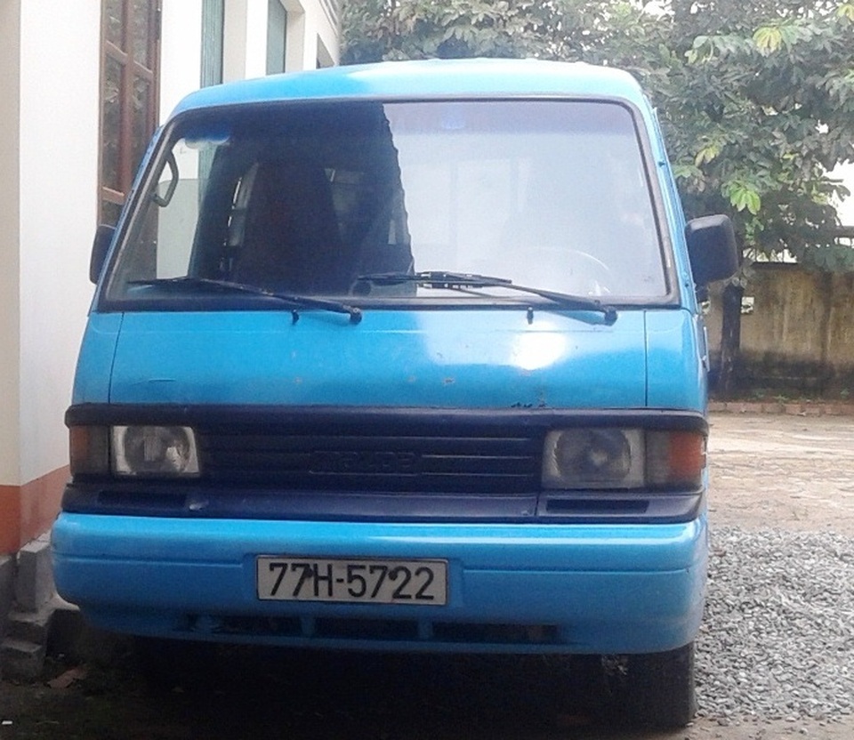 Bị phát hiện chở gỗ lậu, tài xế bỏ xe và gỗ thoát thân - 2 Xe ô tô khách vận chuyển gỗ lậu cũng đang được tạm giữ tại Hạt Kiểm lâm huyện Tây Sơn