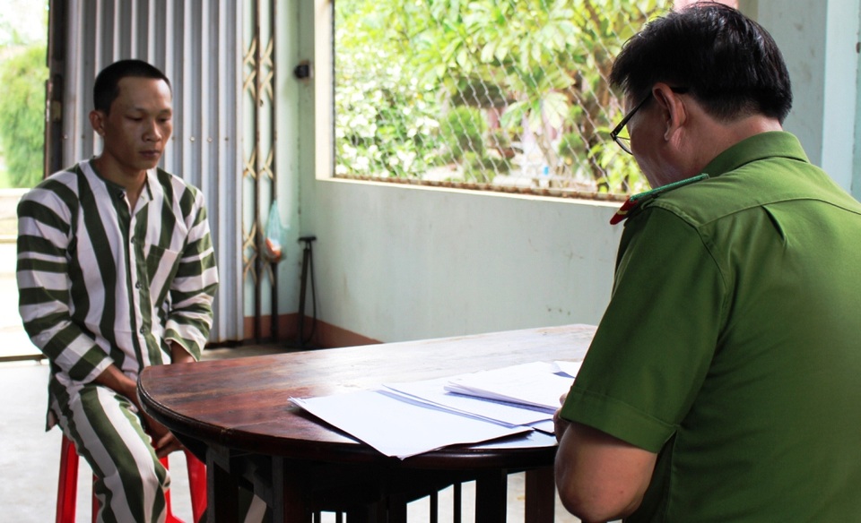 Bị can Huỳnh Tấn Tây, cầm đầu nhóm côn đồ xông vào nhà Trưởng công an xã Hòa Tâm (huyện Đông Hòa, Phú Yên) chém ông này nút sợ, thủng phổi.