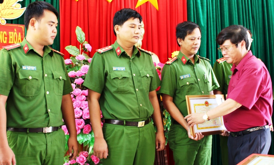 
UBND huyện Đông Hòa khen thưởng đột xuất hai tập thể Công an huyện, Đội Cảnh sát hình sự Công an huyện và 5 cán bộ thuộc Công an huyện đã có thành tích nhanh chóng bắt gọn nhóm côn đồ trên.
