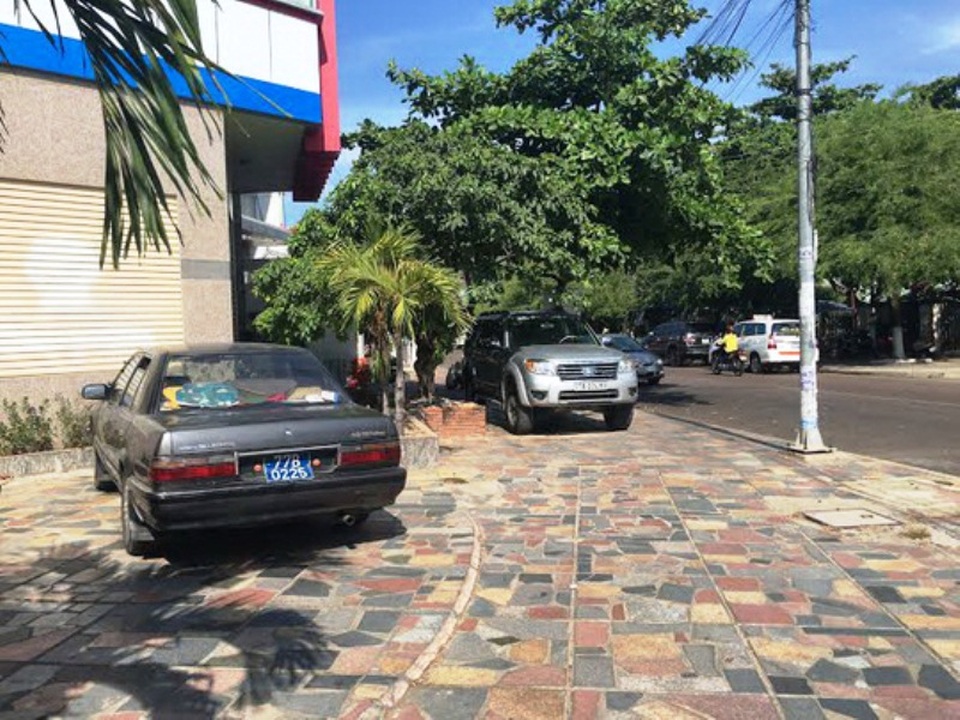 Lập "sổ đen" các xe biển xanh thanh lý không chịu sang tên - 1 Nhiều xe biển số xanh được thanh lý bán cho các cá nhân, doanh nghiệp nhưng không sang tên, chuyển chủ sở hữu để được ưu tiên khi tham gia giao thông