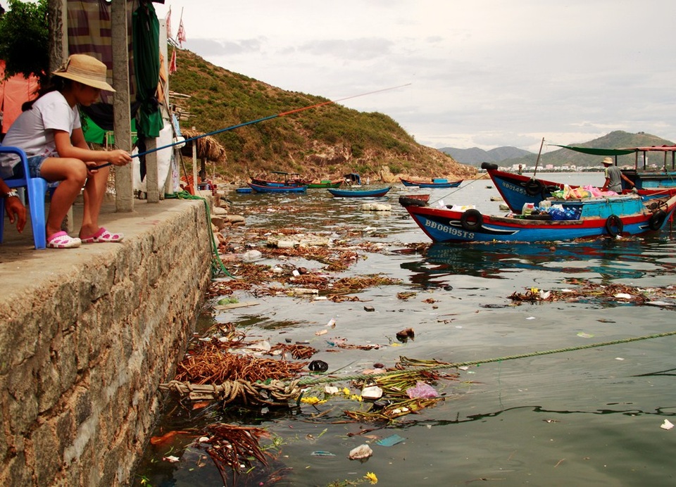 Du khách câu cá ở biển đầy rác thải