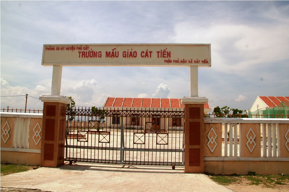 Trường học, nhà văn hóa xây khang trang nhưng dân không đến ở khu TĐC mới vì dự án du lịch không triển khai.