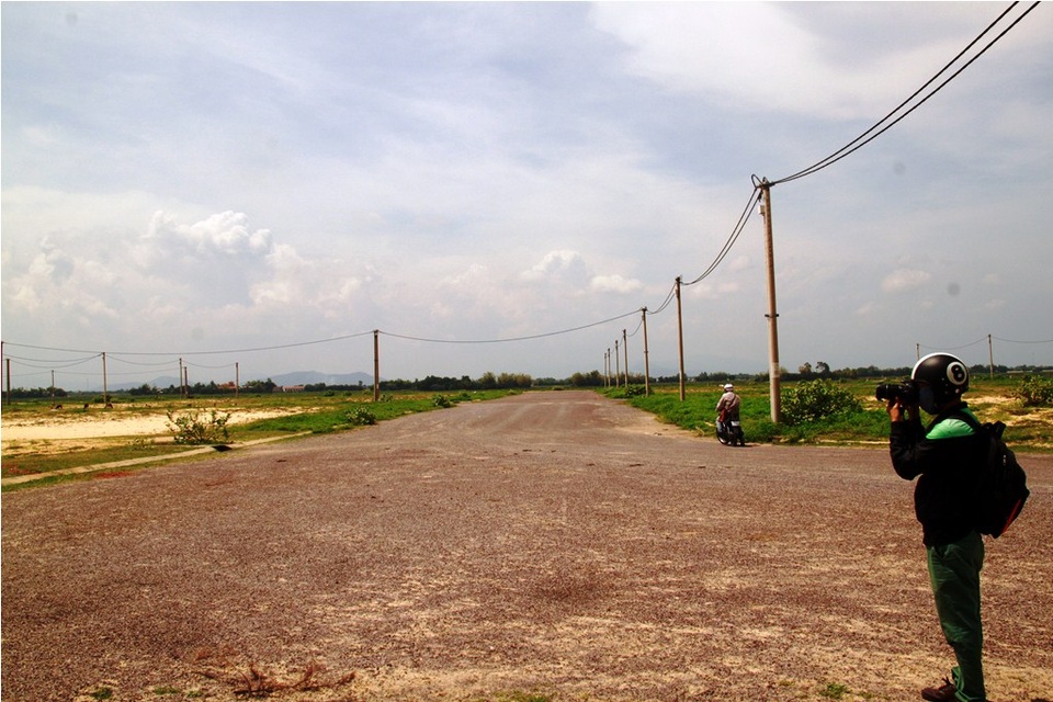 
Khu tái định cư 1 và 2 thuộc xã Cát Tiến (huyện Phù Cát, Bình Định) đầu tư hạ tầng cơ sở, tiền bồi thường giải phóng mặt bằng lên đến hàng chục tỷ đồng nhưng bỏ hoang.
