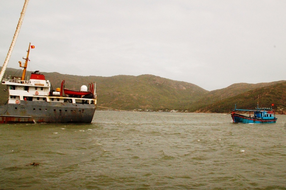 
Tàu cứu hộ lai dắt tàu cá ngư dân Bình Định về đất liền an toàn (ảnh minh họa)
