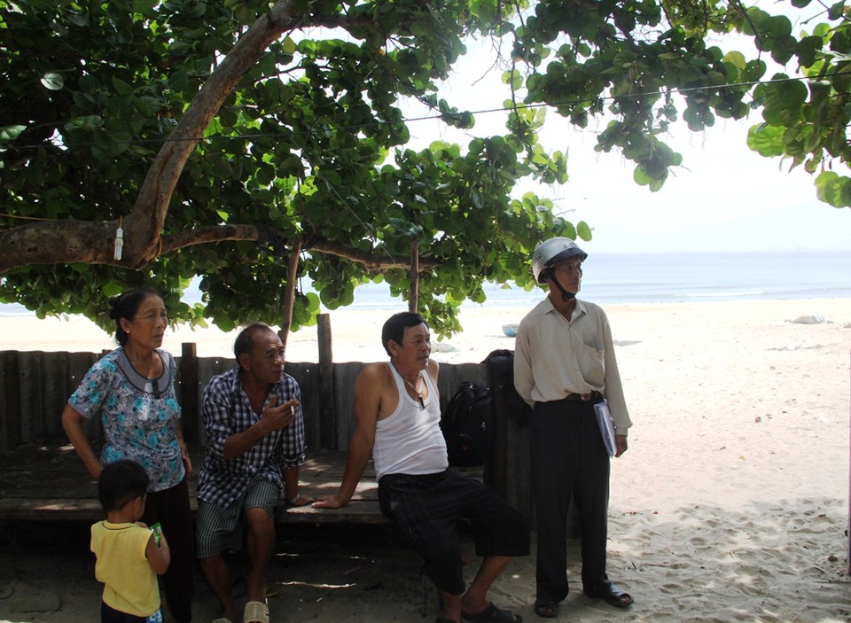 
Hơn 40 năm qua, người dân Trung Lương bám trụ được là nhờ hàng tra đứng trước biển chắn gió.
