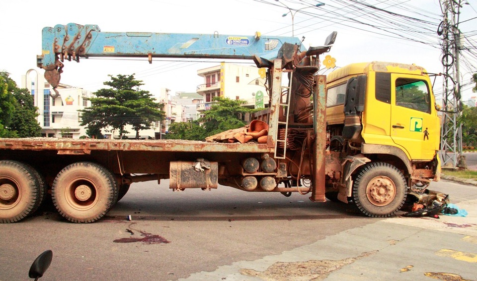
Dấu vết máu của nạn nhân bị xe cẩu kéo lê một đoạn dài
