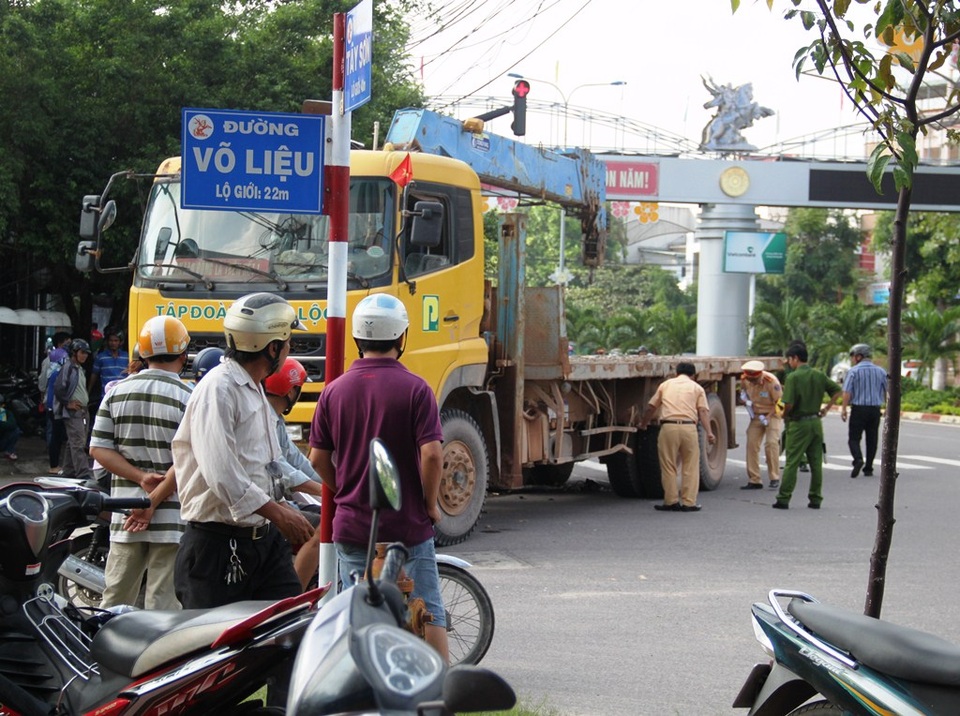 Lực lượng CSGT TP Quy Nhơn khám nghiệm hiện trường, làm rõ nguyên nhân vụ tai nạn