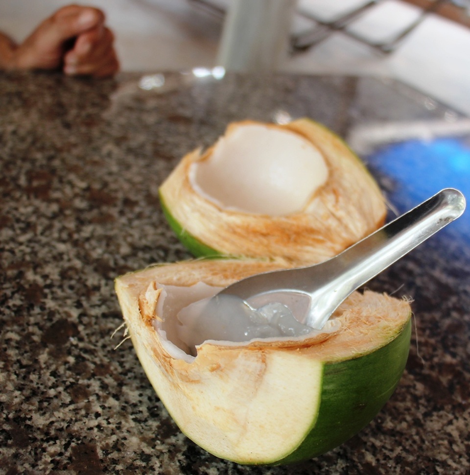 Dừa xiêm lùn da xanh có vị ngọt thanh đậm được khách hàng ưa chuộng