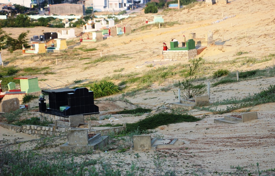 Nhiều ngôi mộ ở xã Nhơn Lý (TP Quy Nhơn, Bình Định) bị vùi trong cát