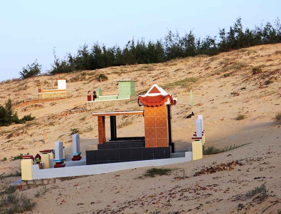 Nhiều ngôi mộ bị cát vùi lấp xung quanh