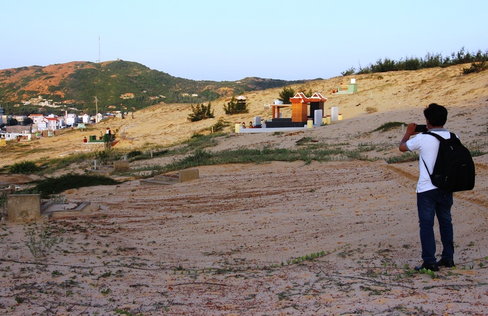 Bình Định: Người dân bất bình vi nhiều ngôi mộ bị cát vùi lấp - 4