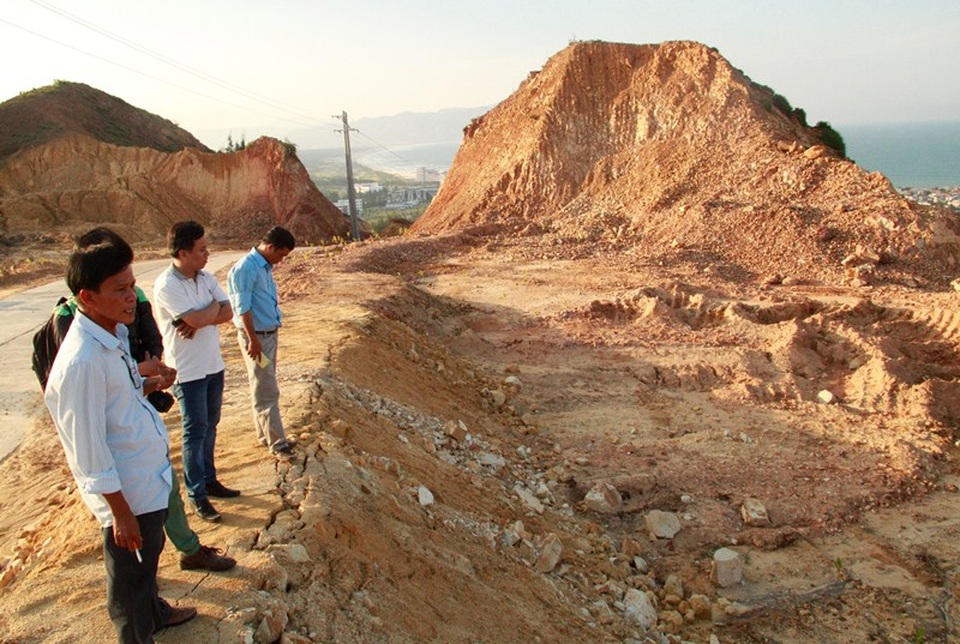 Người dân cho rằng do đơn vị thi công tuyến đường Khu du lịch Thủy liệu pháp Kỳ Co - Nhơn Lý gây sạt lở cát vùi lấp mồ mả. Tuy nhiên, đại diện đơn vị thi công cho rằng do tự nhiên gây ra