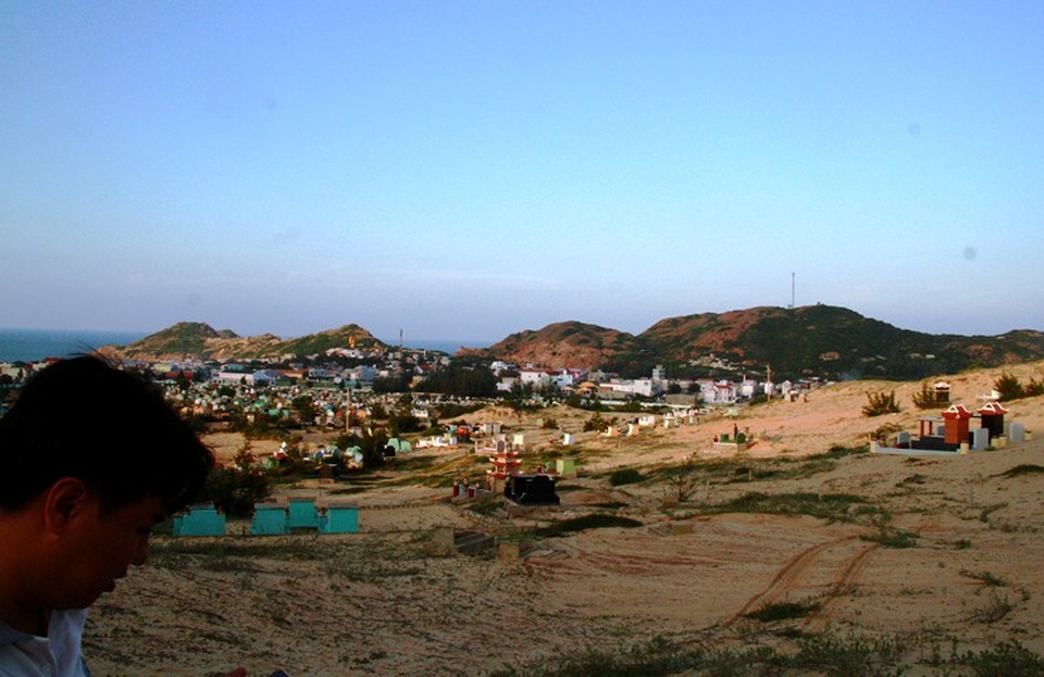 Hàng trăm ngôi mộ dưới chân núi Gò Sơn đang trước nguy cơ bị cát vùi lấp