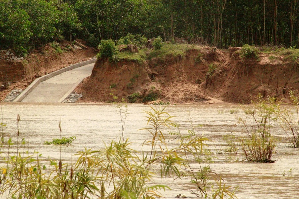 Sạt lở dốc sông - đường dân sinh của người dân mới được làm lại