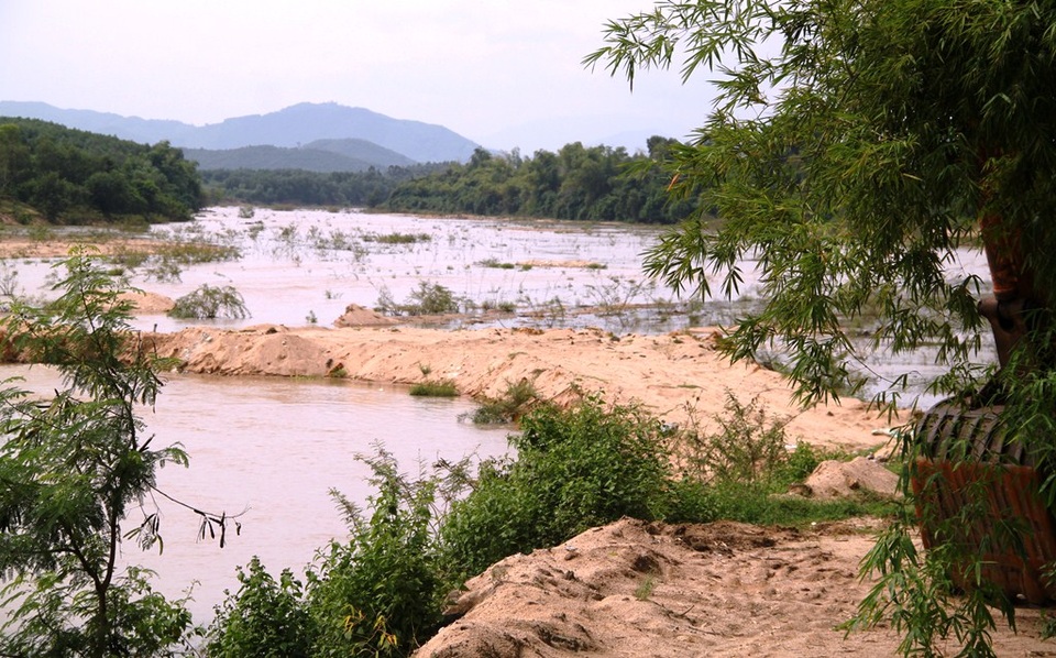 Người dân phản ánh khai thác cát tràn lan làm sạt lở hai bên bờ sông Hà Thanh, làm thay đổi dòng chảy, mực nước ngầm cạn kiệt