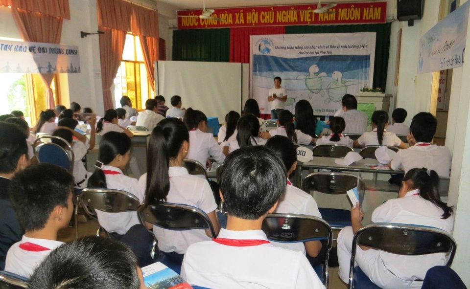 Các học sinh hào hứng tham gia đố vui có thưởng về kiến thức biển.