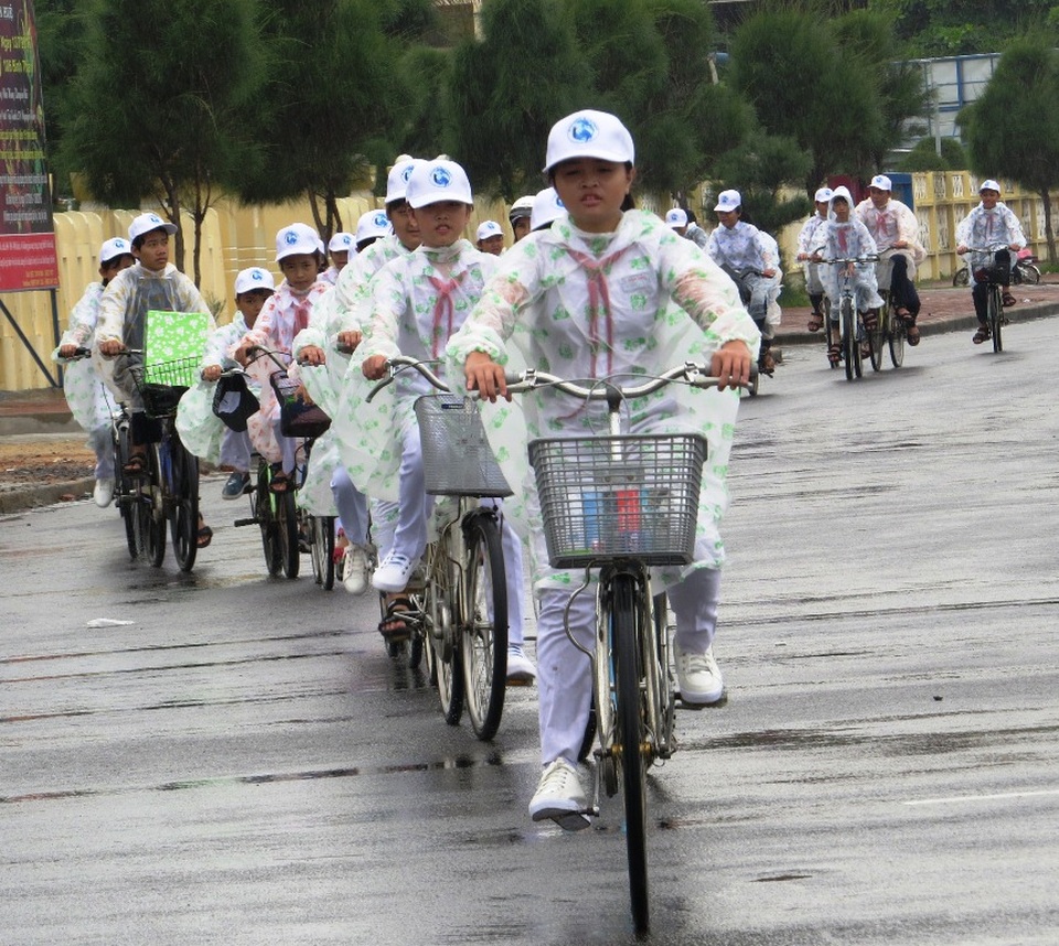 Các học sinh đồng lòng vì biển xanh quê hương