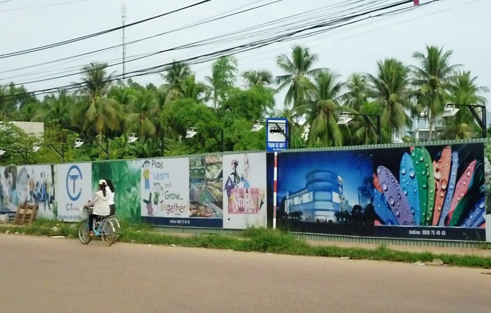 Người dân phản ánh nhiều quá, chủ đầu tư mới lắp hệ thống cột đèn chiếu sánh và dựng hàng rào tôn vây quanh khu đất vàng này