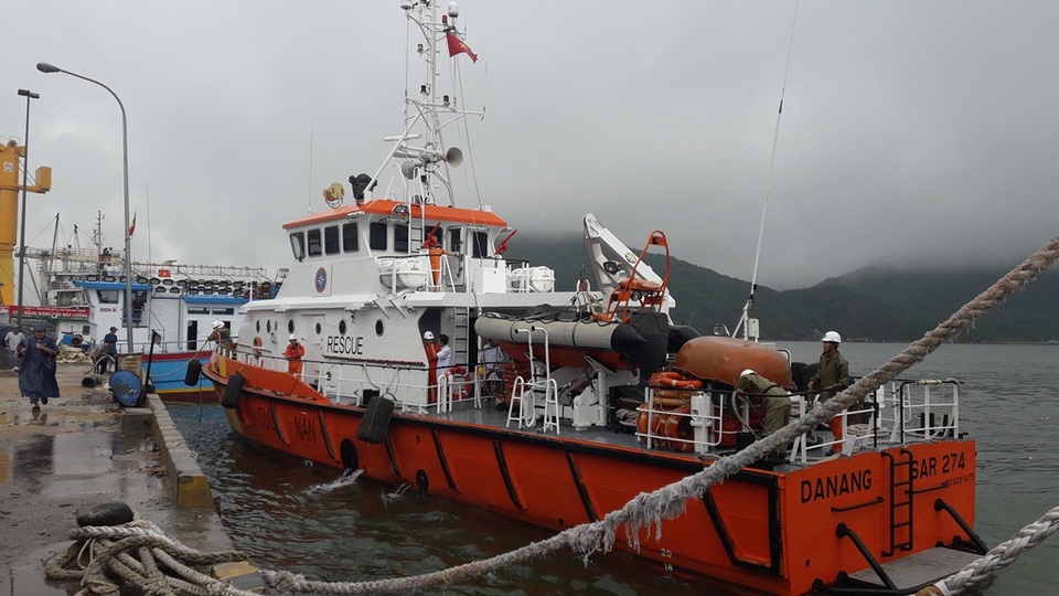 Bình Định: Ăn “cá lạ” ngư dân mê man, lở loét da - 1 Tàu SAR 274 (thuộc Trung tâm phối hợp TKCN hàng hải Việt Nam) đã đưa ngư dân nghi bị ngộ độc khi ăn cá lạ vào đất liền để tiếp tục cấp cứu
