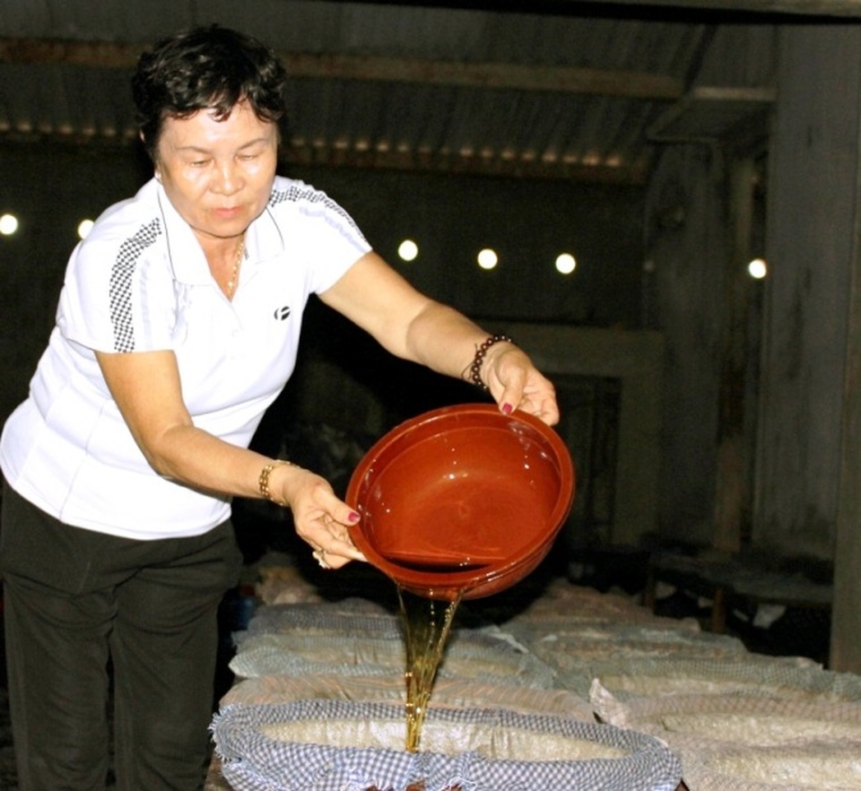 "Thủ phủ" nước mắm truyền thống Tam Quan sau “bão asen” - 3 Nước mắm Tam Quan (huyện Hoài Nhơn, Bình Định) nổi tiếng bởi làm bằng cá cơm