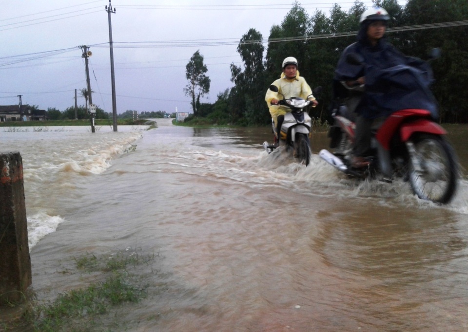 Lũ về “xé” cầu, hàng nghìn nhà dân bị ngập - 7 Nước qua tràn đoạn vào thôn Huỳnh Mai (xã Phước Nghĩa, huyện Tuy Phước)