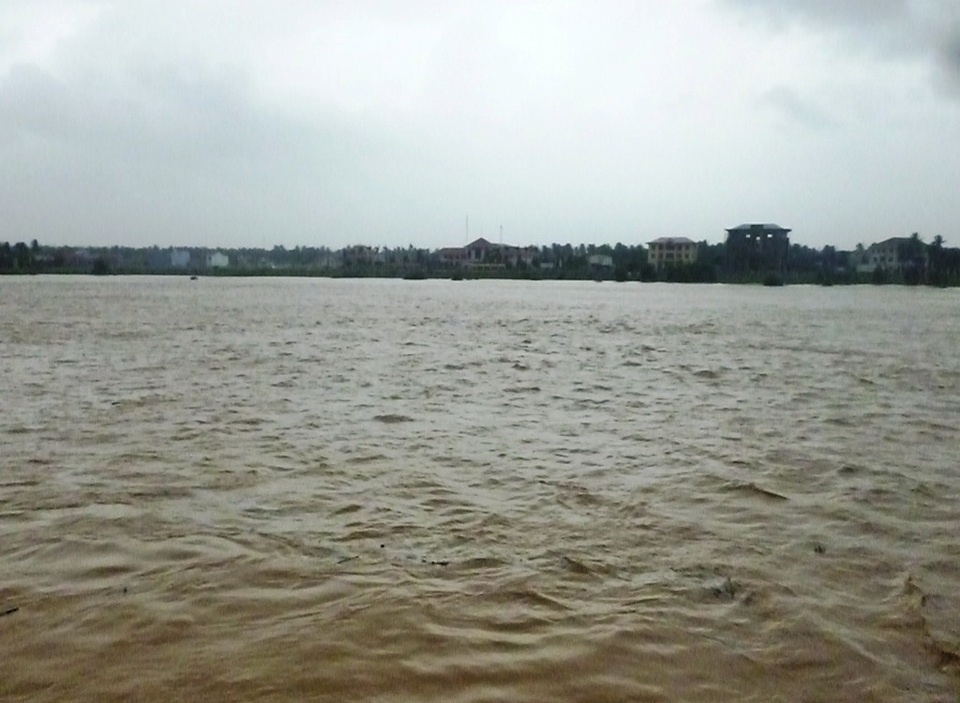 Nước trên sông Lại Giang, huyện Hoài Nhơn đang dâng cao (ảnh Bảo Sương)