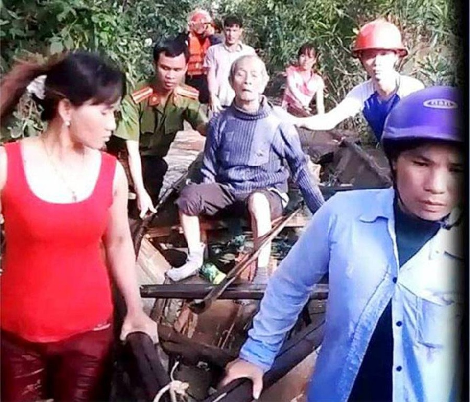 Lũ về “xé” cầu, hàng nghìn nhà dân bị ngập - 5 Lực lượng Cảnh sát PCCC Bình Định và Công an huyện Phù Mỹ sơ tán người già và trẻ em ở vùng bị ngập nước (ảnh Văn Tố)