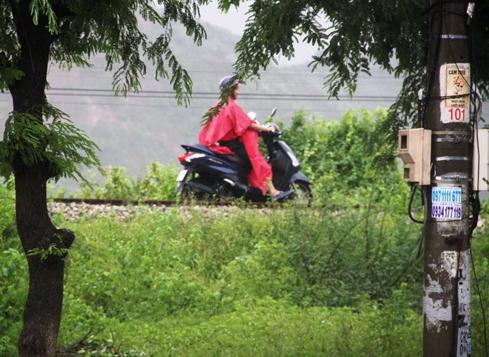 Nước ngập đường, người dân phải đi trên đường sắt