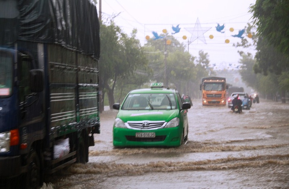 Nhà ngập, đê vỡ, nhiều nơi bị cô lập vì lũ - 5