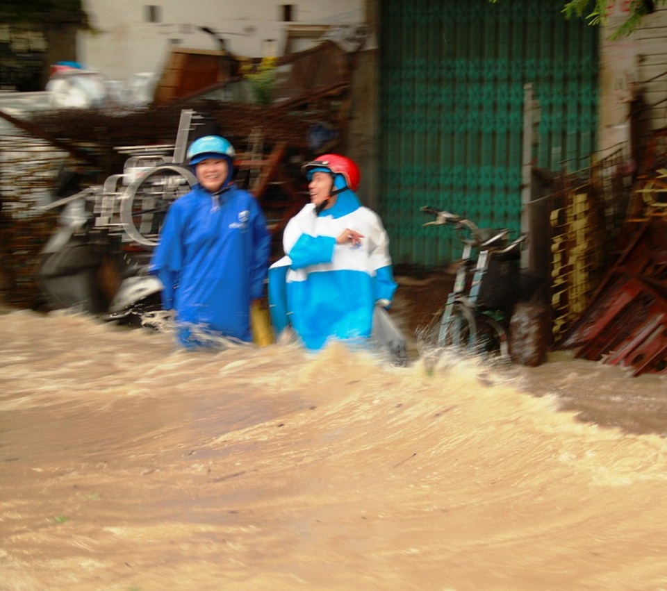 Bì bõm lội trong nước lũ