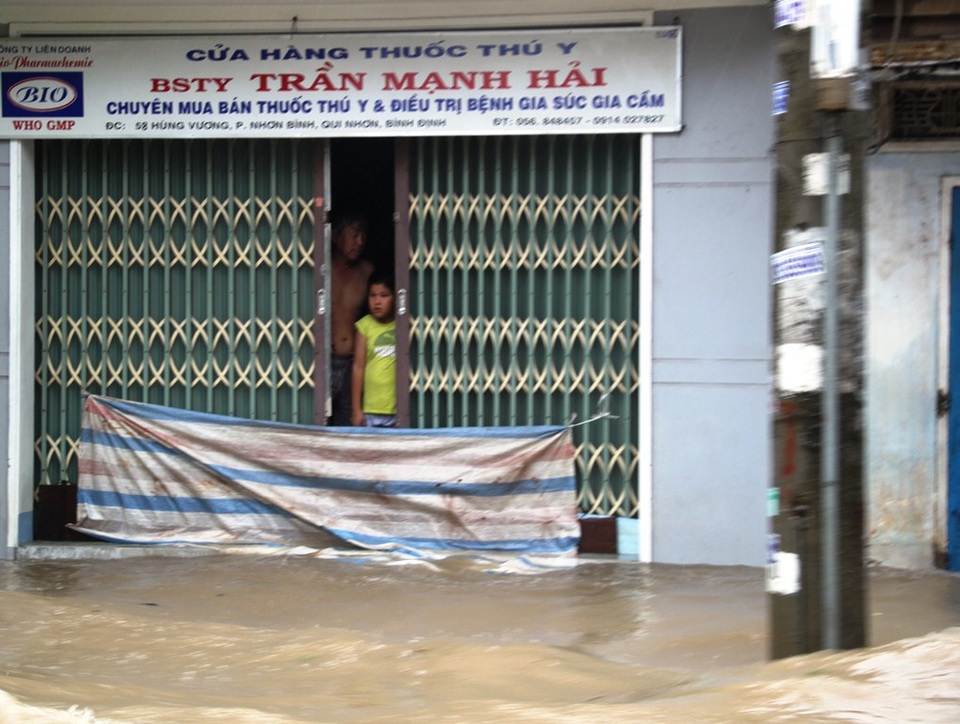 Muôn kiểu chống lũ của người dân