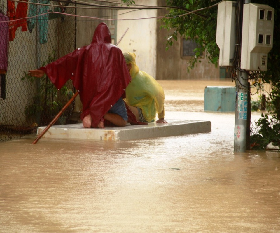 Người dân dùng tấm xốp lớn làm bè để di chuyển 