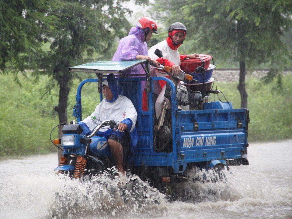 Đường Hùng Vương (TP Quy Nhơn) ngập nặng xe máy không thể lưu thông (ảnh chụp 9h sáng 3/11)