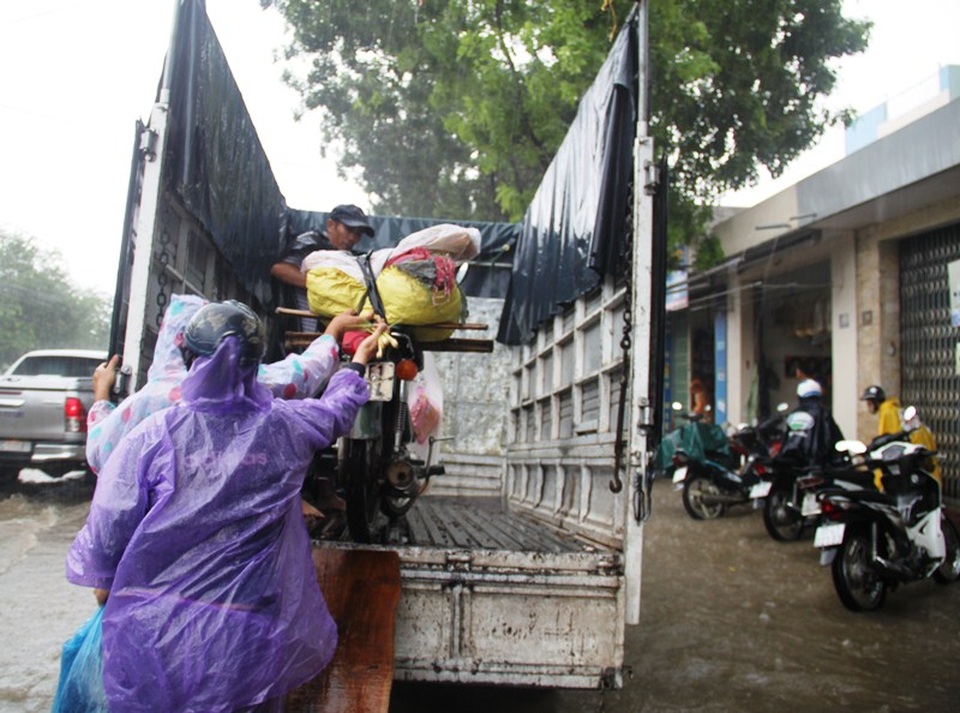 Dịch vụ xe tải chở xe và người ngay lập tức vào vụ làm ăn