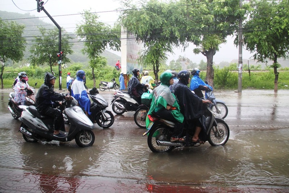 Người dân bất ngờ vì nước dâng quá nhanh