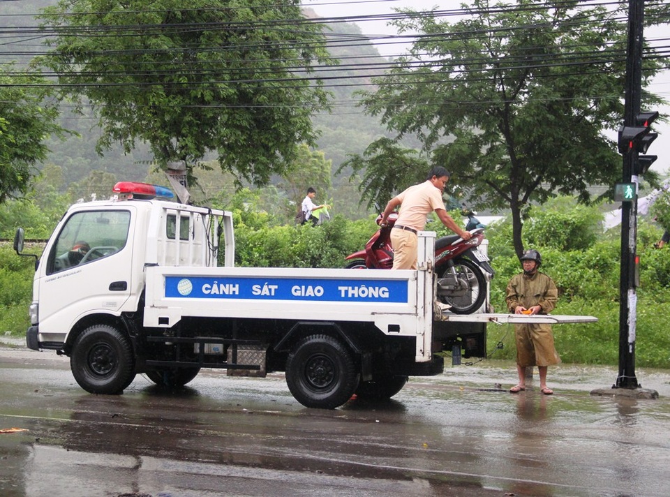 CSGT tham gia vận chuyển người và phương tiện bị mắc kẹt qua đoạn đường lũ ngập sâu