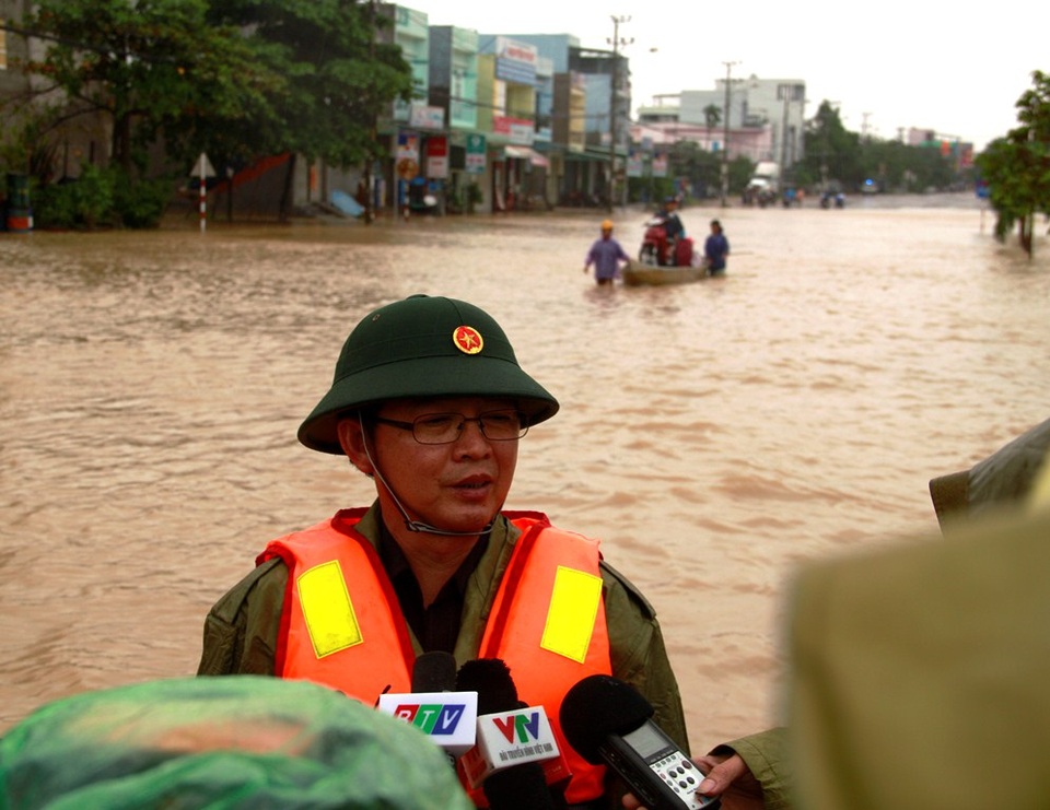 Chủ tịch UBND tỉnh Bình Định Hồ Quốc Dũng chỉ đạo di dời những hộ dân bị ngập lụt nặng ở phường Trần Quang Diệu (TP Quy Nhơn)