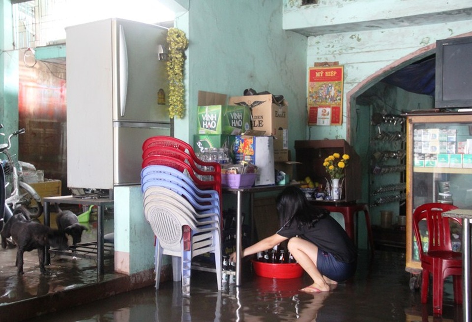 Nước đang bắt đầu vào nhà dân ở phường Nhơn Bình (TP Quy Nhơn)