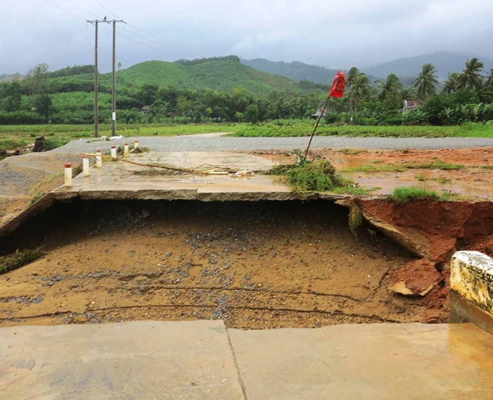 Mố cầu Hương Quang tại xã Ân Nghĩa bị lũ cuốn trôi