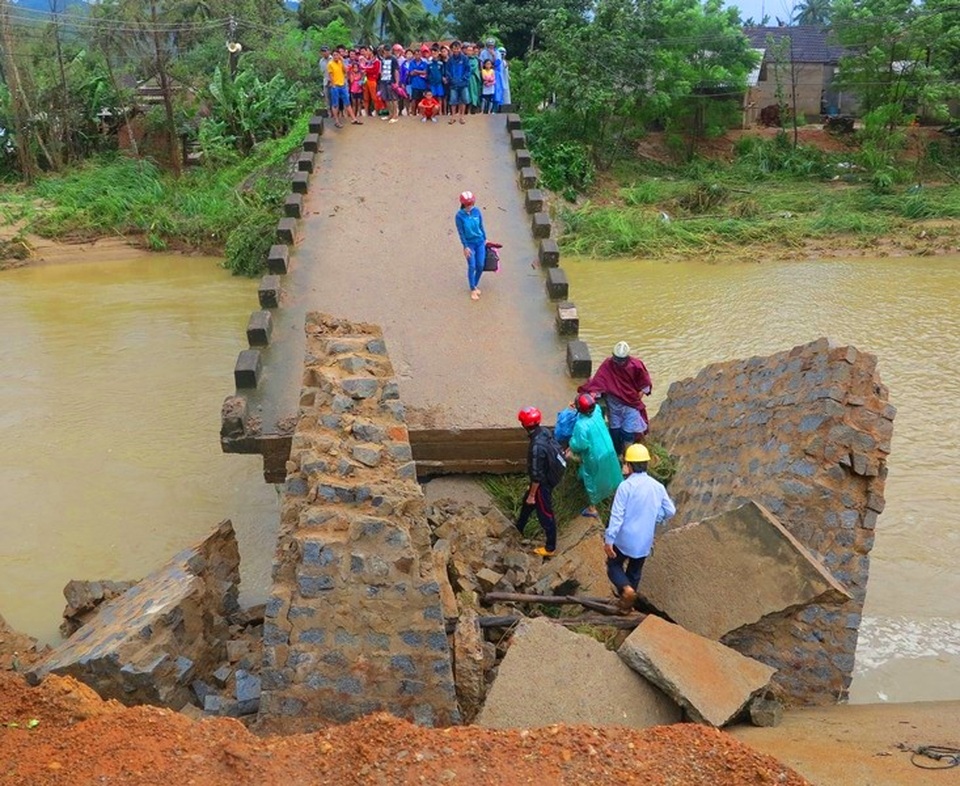 Cầu Bù Nú, xã Ân Nghĩa (huyện Hoài Ân) bị lũ làm sập mất 1 nhịp