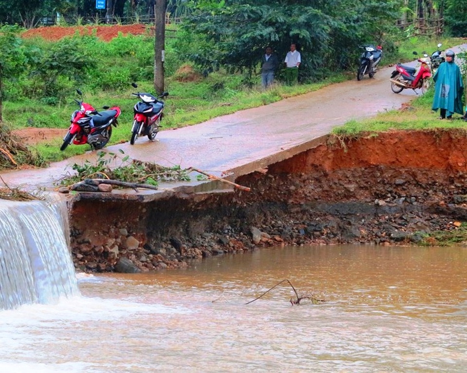 Nhiều tuyến đường giao thông ở xã vùng cao Bok Tới (huyện Hoài Ân) bị sạt lở nghiêm trọng