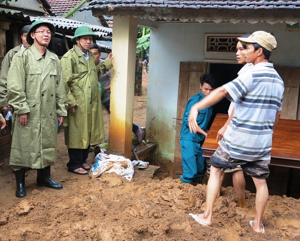 Mưa lũ “càn quét” vùng núi, trung du Bình Định - 3 Chủ tịch UBND tỉnh Bình Định Hồ Quốc Dũng thăm hỏi, động viên các hộ dân ở xã Ân Nghĩa (huyện Hoài Ân) bị thiệt hại do mưa lũ gây ra