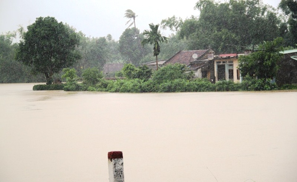 Nhiều trường trên địa bàn tỉnh Bình Định phải cho học sinh nghỉ vì lũ về 