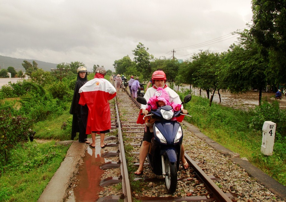 Phụ huynh đưa trẻ về nhà sớm