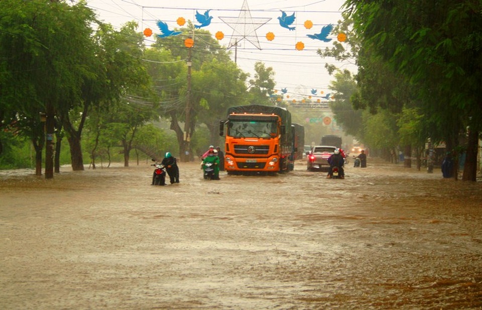 Đường Hùng Vương (TP Quy Nhơn) vẫn ngập nặng
