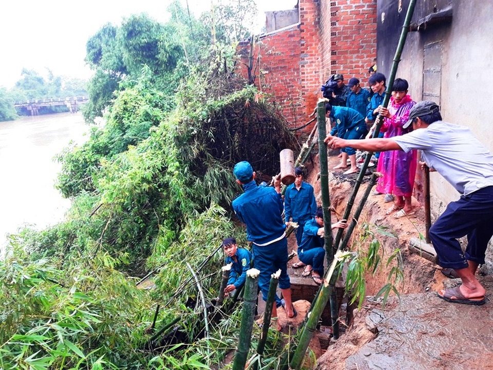 Nhiều hộ dân sống bên sông Hà Thanh chảy qua huyện Tuy Phước thấp thỏm vì lũ sạt lở sát nhà 