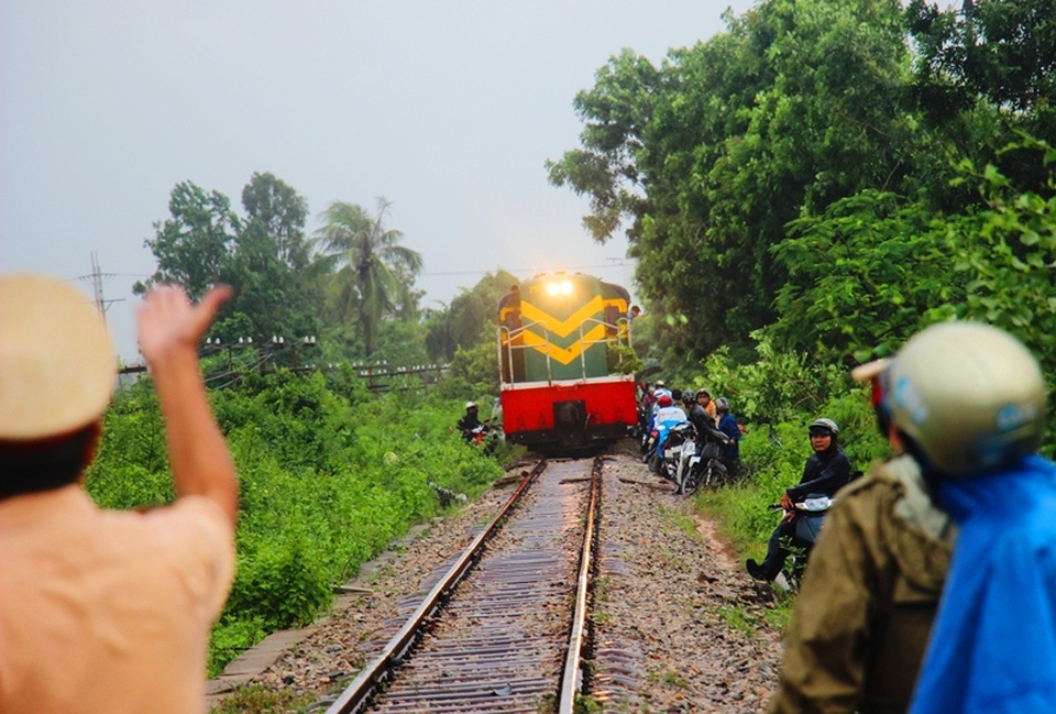 
Dân cuống cuồng tìm cách thoát thân khi nghe tiếng còi tàu.
