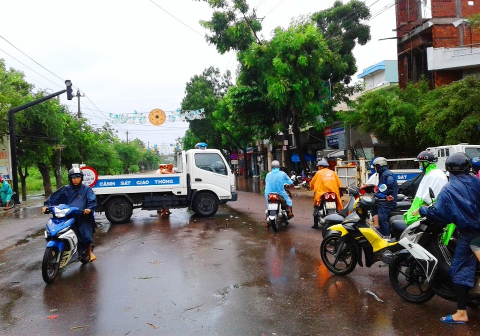 Thót tim cảnh dân cuống cuồng chạy tàu khi tránh lũ trên đường ray - 8 Lực lượng CSGT tỉnh Bình Định chốt chặn hai đầu đường không cho người dân lưu thông qua