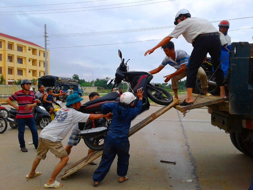 “Hốt bạc” nhờ vận chuyển xe và người vượt lũ… - 5 Cả đi và về người dân phải mất 40.000 đồng